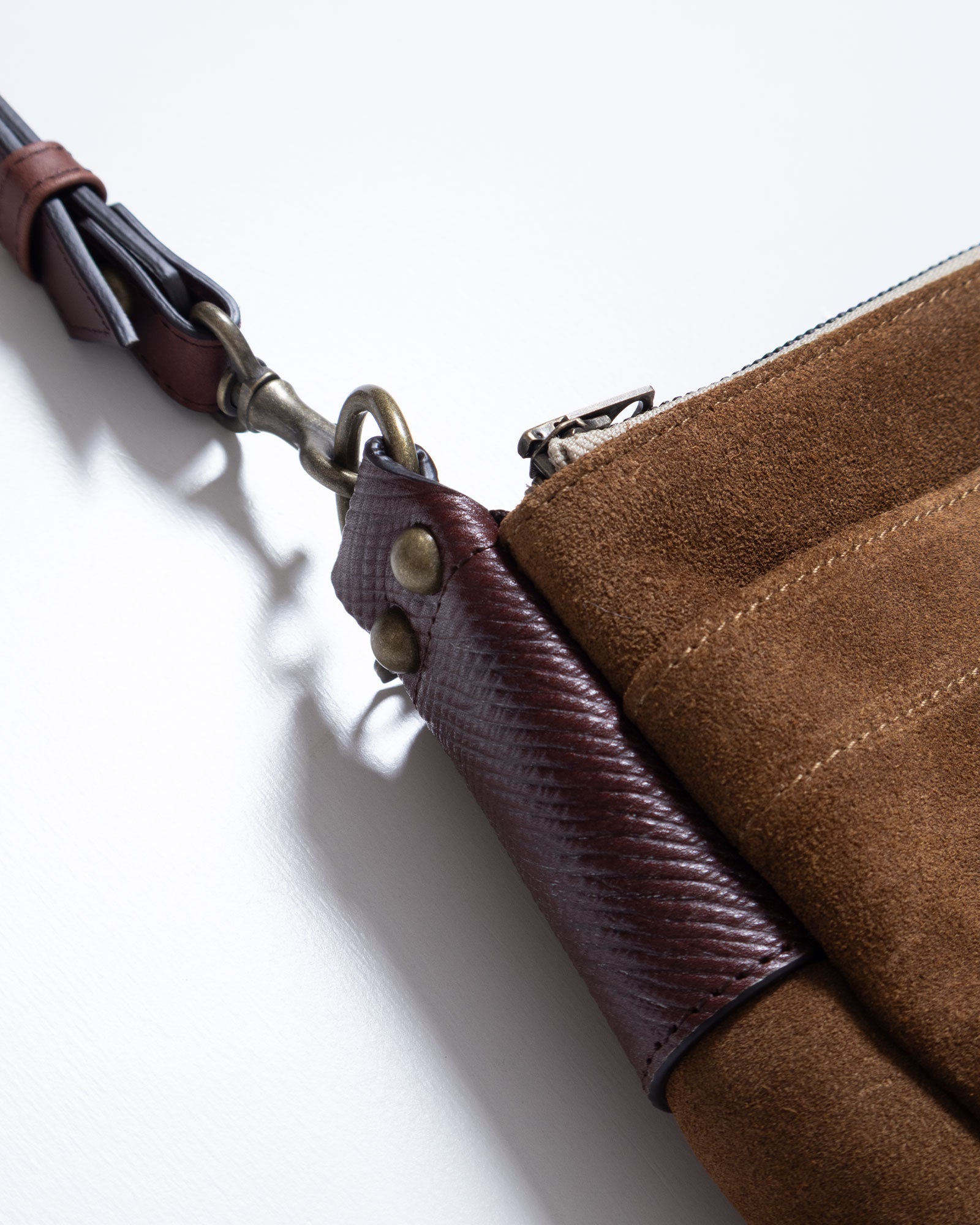 AUBERGE SACRAMENTO SAND BEIGE ロシアンカーフ パーツ ストラップ ディテール
