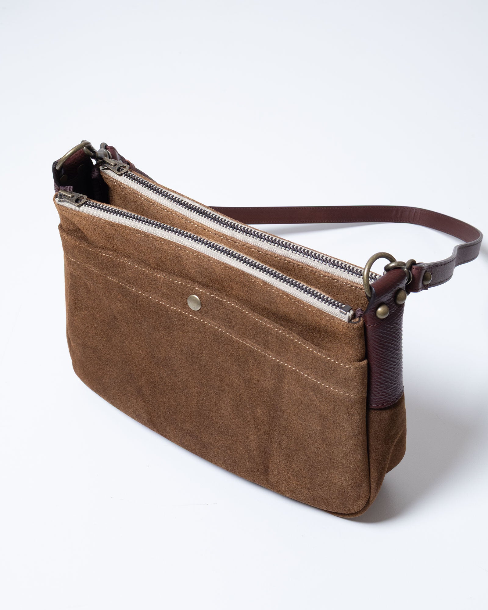 AUBERGE SACRAMENTO SAND BEIGE 全体 横長フォルム 収納力
