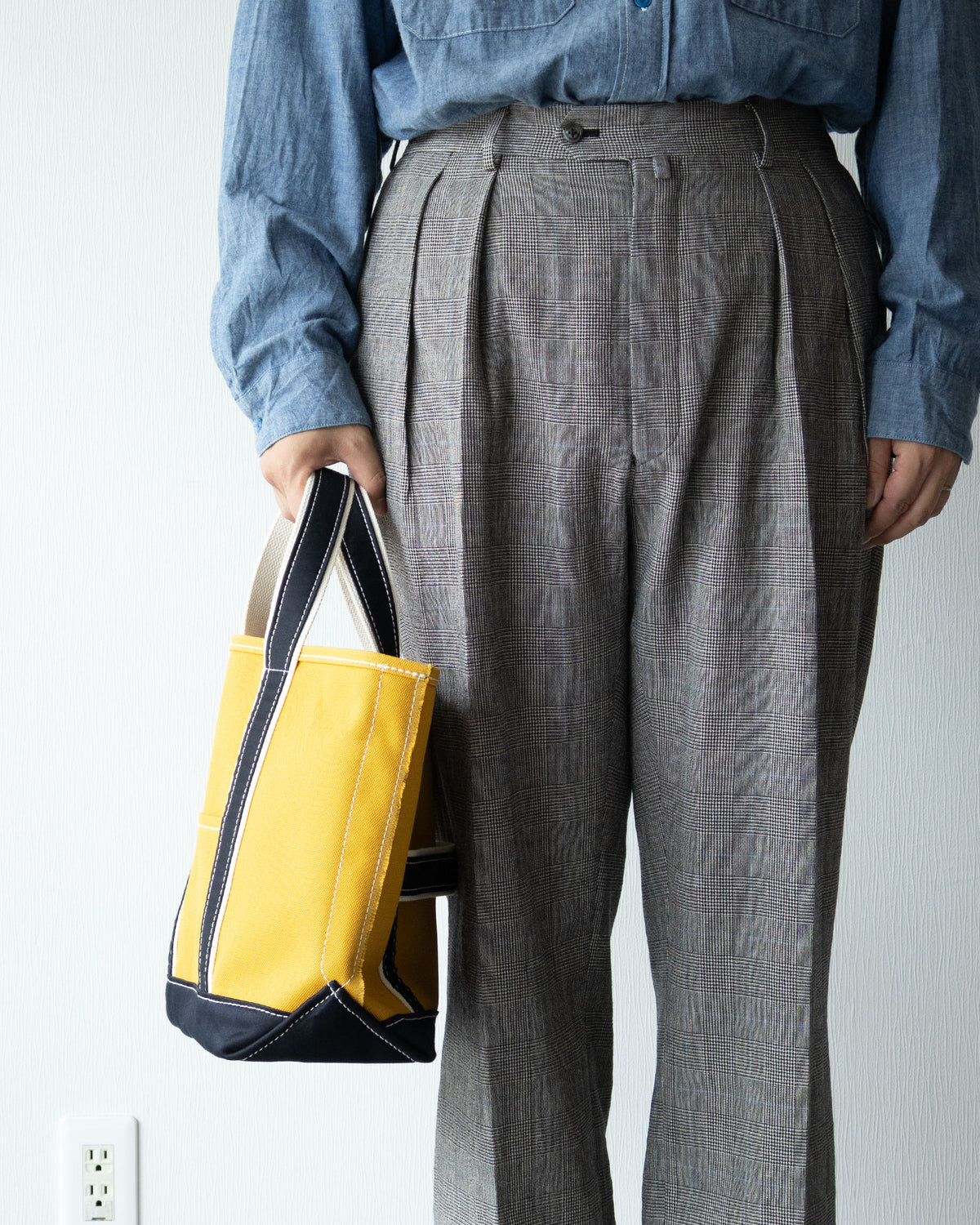 OUTIL ウティ SAC THURY M MUSTARD NAVY トートバッグ サイズ感 着用画像（サックチュリー Mサイズ マスタード×ネイビー）