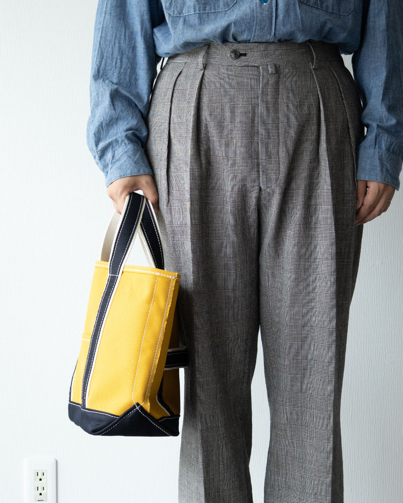 OUTIL ウティ SAC THURY M MUSTARD NAVY トートバッグ サイズ感 着用画像（サックチュリー Mサイズ マスタード×ネイビー）