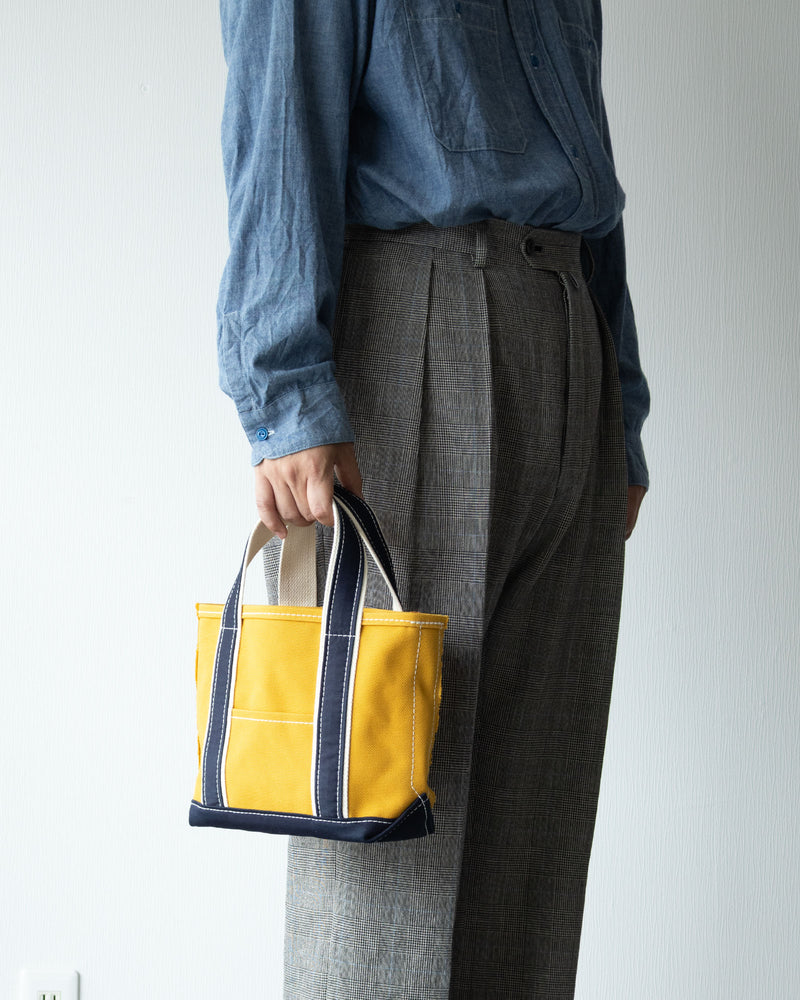 OUTIL ウティ SAC THURY S MUSTARD NAVY トートバッグ サイズ感 持った時（サックチュリー Sサイズ マスタード×ネイビー）