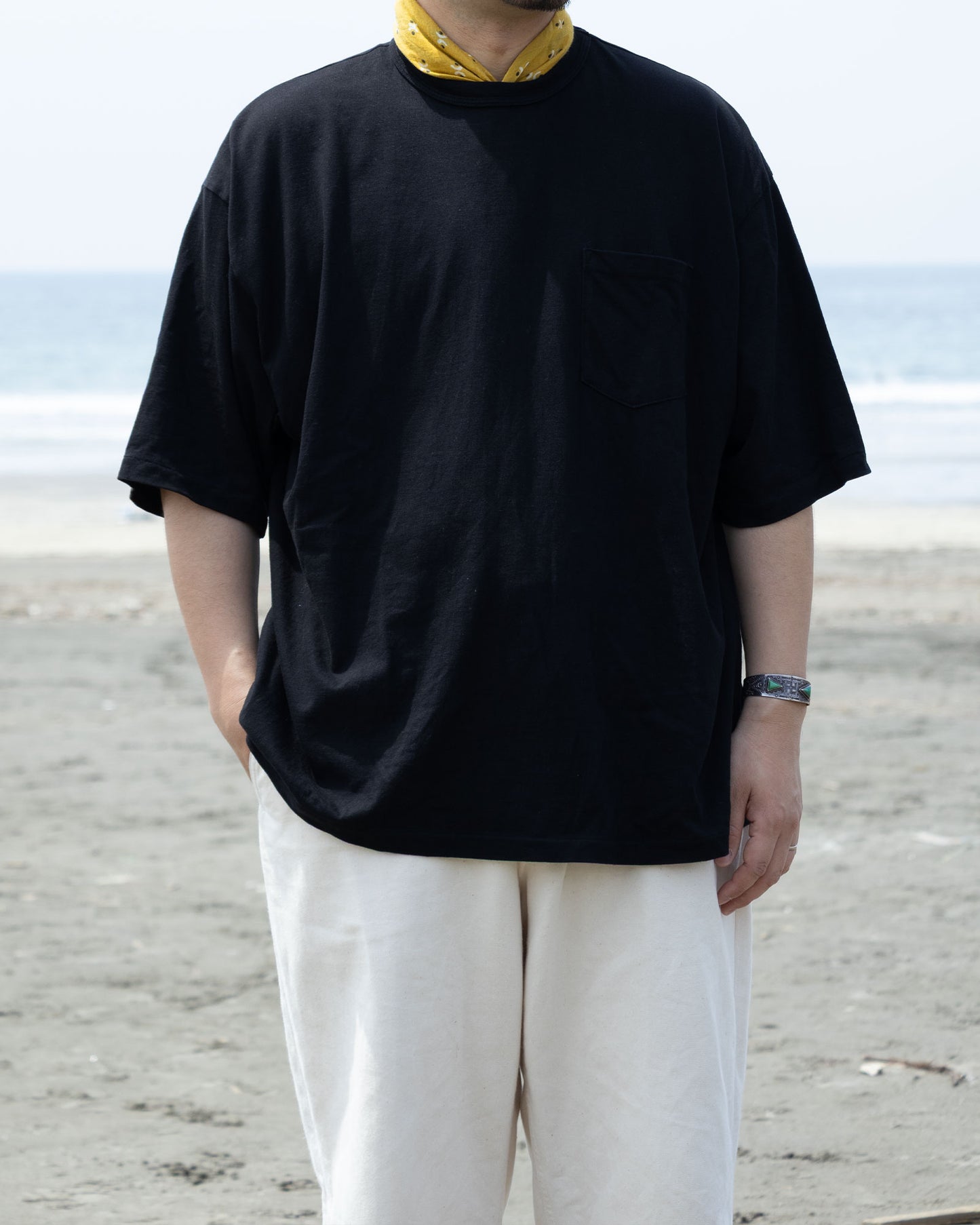 【INTÉRIM】HYPER BIG BINDER NECK TUBE POCKET TEE - BLACK / インテリム シーアイランド コットン ポケットTシャツ ブラック 2026ss 2026春夏 正規取扱店 神奈川 鎌倉 アルザック鎌倉 オンラインショップ 通販 　　