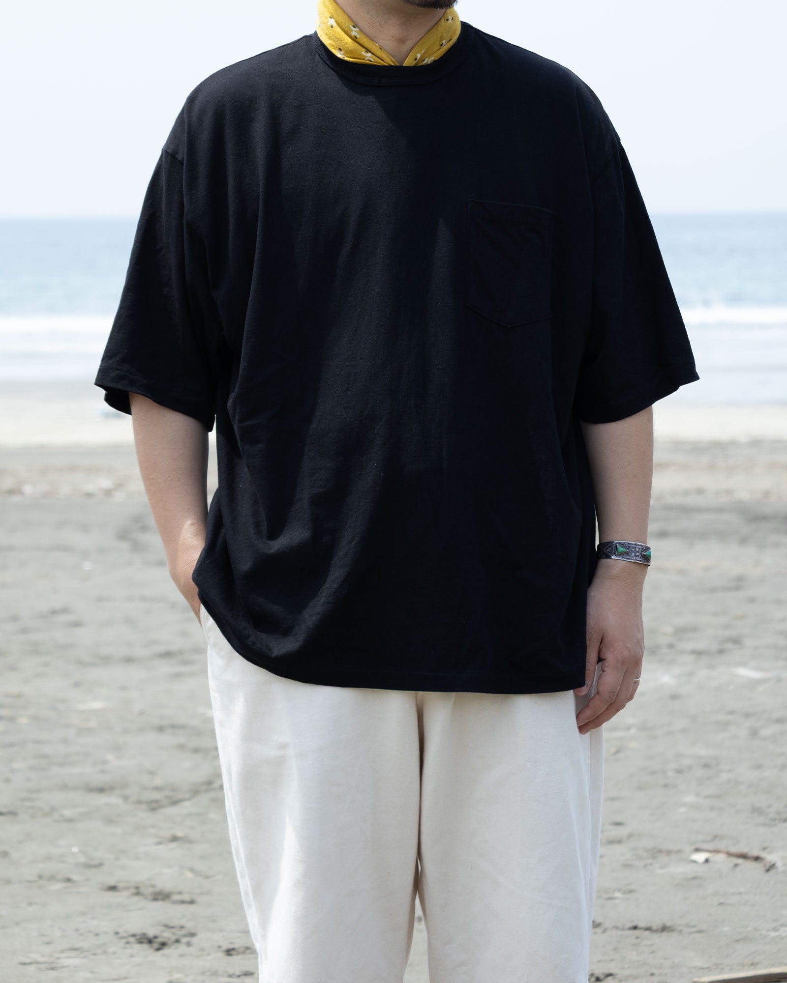 【INTÉRIM】HYPER BIG BINDER NECK TUBE POCKET TEE - BLACK / インテリム シーアイランド コットン ポケットTシャツ ブラック 2026ss 2026春夏 正規取扱店 神奈川 鎌倉 アルザック鎌倉 オンラインショップ 通販 　　