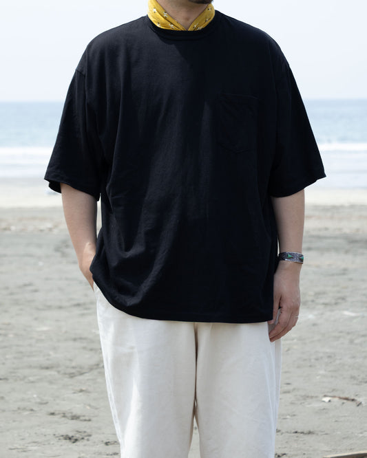 【INTÉRIM】HYPER BIG BINDER NECK TUBE POCKET TEE - BLACK / インテリム シーアイランド コットン ポケットTシャツ ブラック 2026ss 2026春夏 正規取扱店 神奈川 鎌倉 アルザック鎌倉 オンラインショップ 通販 　　