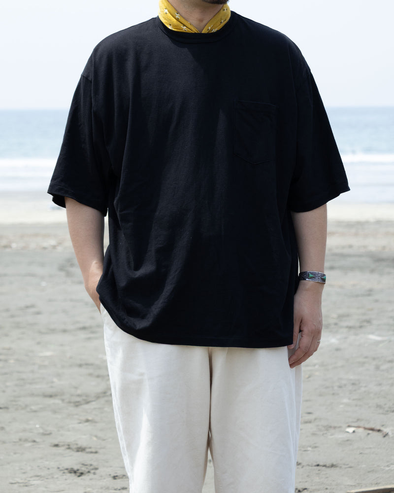 【INTÉRIM】HYPER BIG BINDER NECK TUBE POCKET TEE - BLACK / インテリム シーアイランド コットン ポケットTシャツ ブラック 2026ss 2026春夏 正規取扱店 神奈川 鎌倉 アルザック鎌倉 オンラインショップ 通販 　　