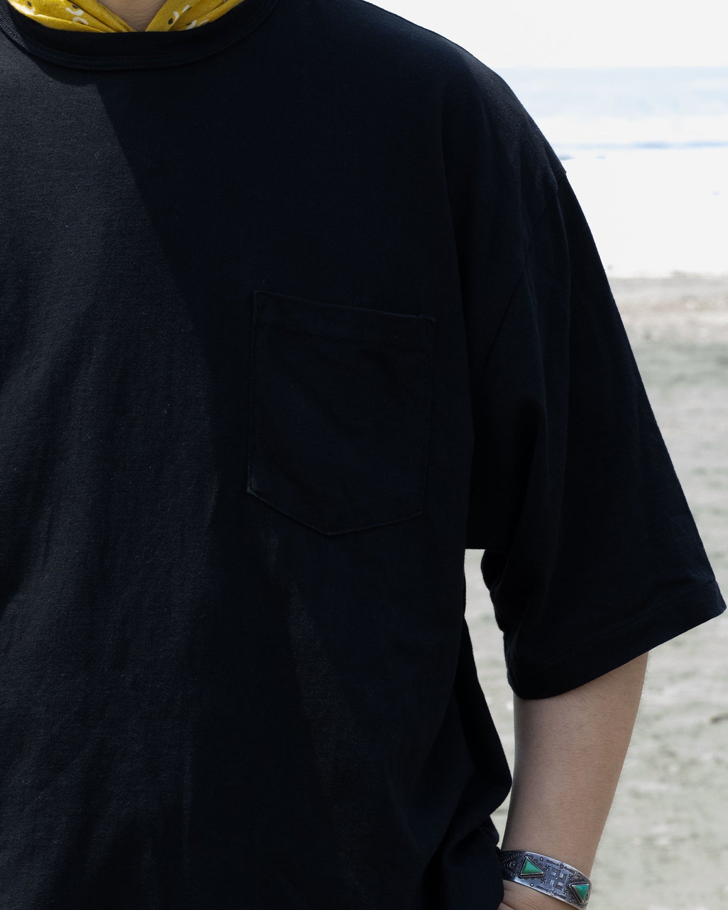 【INTÉRIM】HYPER BIG BINDER NECK TUBE POCKET TEE - BLACK / インテリム シーアイランド コットン ポケットTシャツ ブラック 2026ss 2026春夏 正規取扱店 神奈川 鎌倉 アルザック鎌倉 オンラインショップ 通販 　　