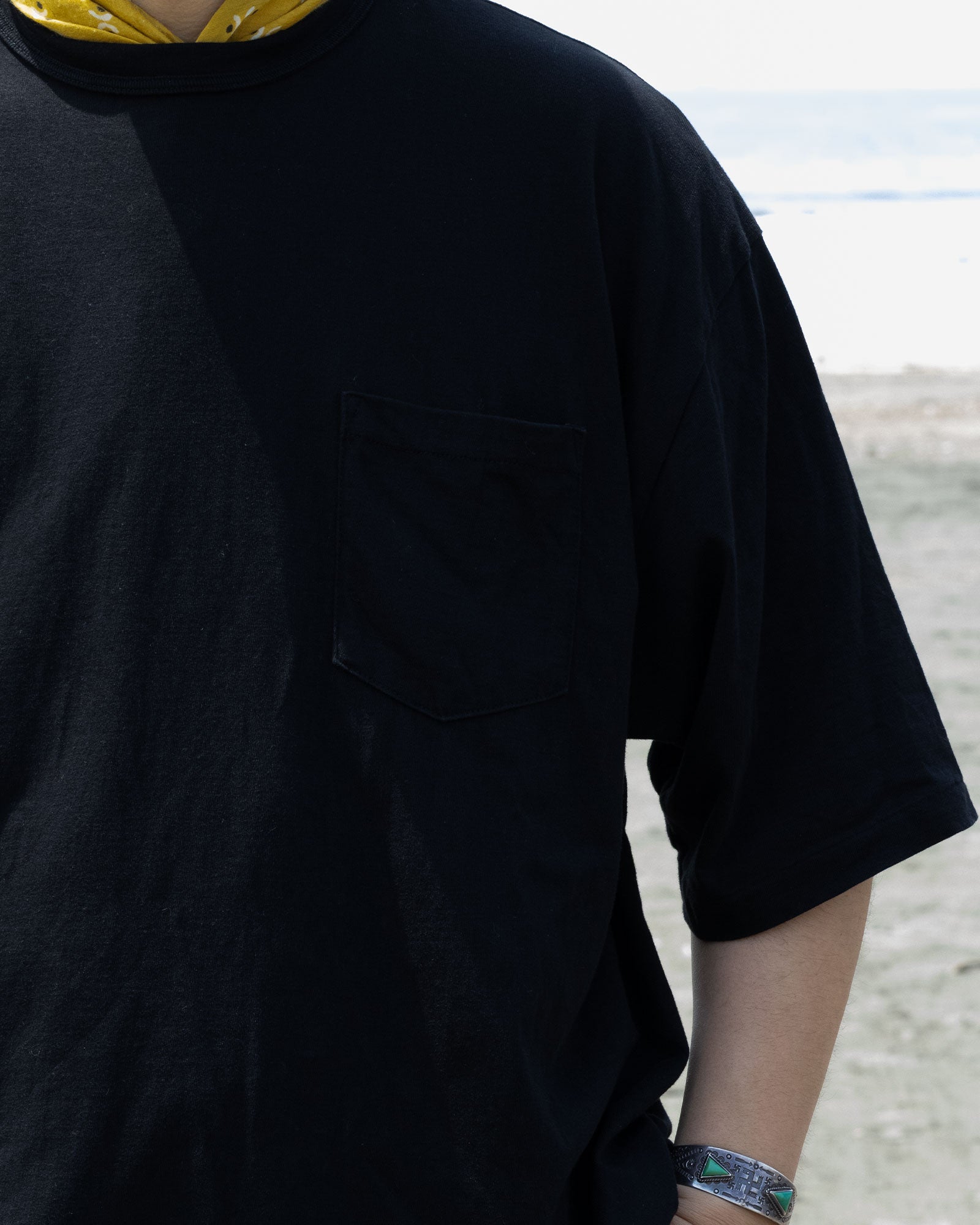 【INTÉRIM】HYPER BIG BINDER NECK TUBE POCKET TEE - BLACK / インテリム シーアイランド コットン ポケットTシャツ ブラック 2026ss 2026春夏 正規取扱店 神奈川 鎌倉 アルザック鎌倉 オンラインショップ 通販 　　