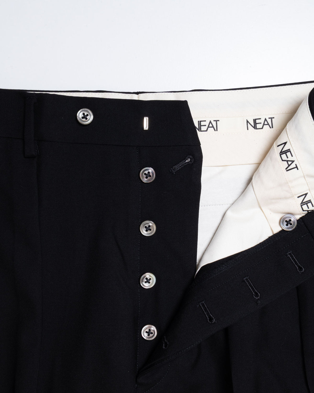 NEAT THE GABARDINE WIDE BLACK ボタンフライ ディテール