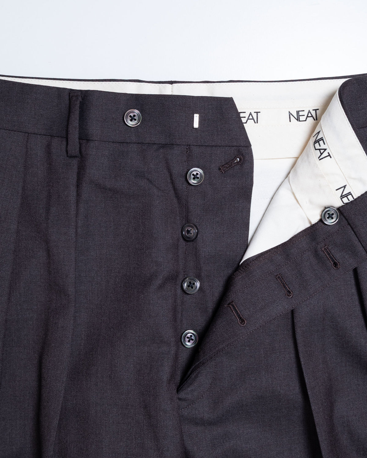 NEAT THE GABARDINE WIDE BROWN ボタンフライディテール