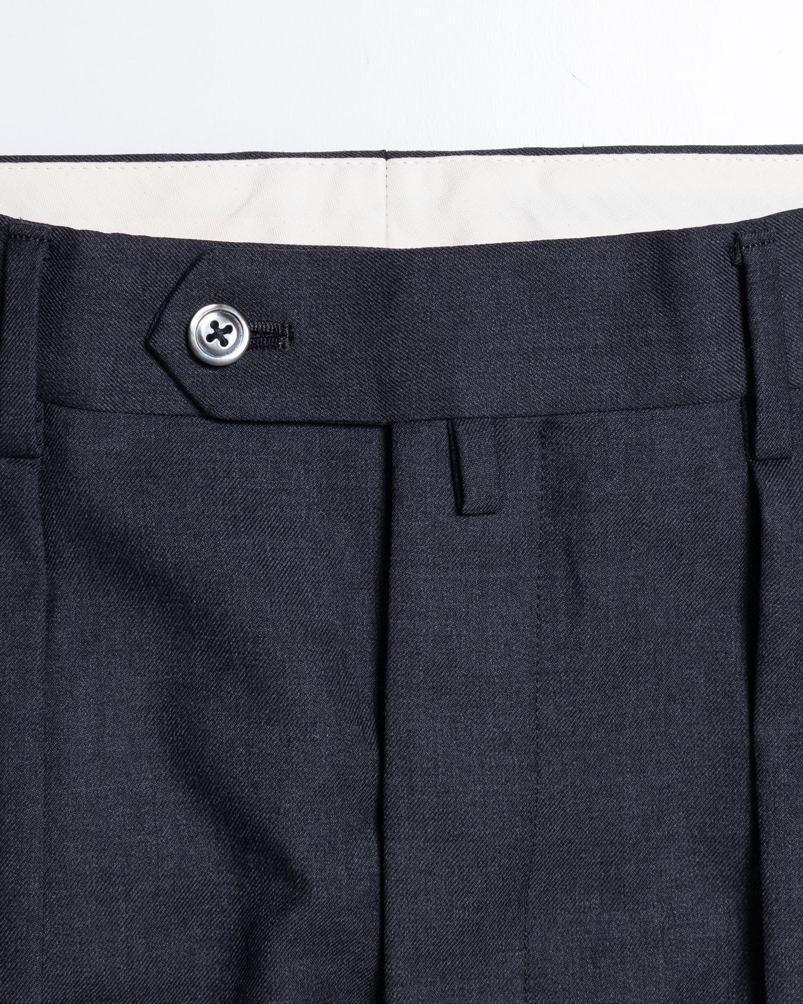 NEAT THE GABARDINE WIDE GRAY フロントボタン ディテール