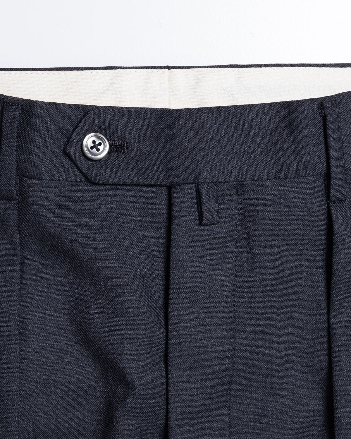 NEAT THE GABARDINE WIDE GRAY フロントウエストボタンディテール