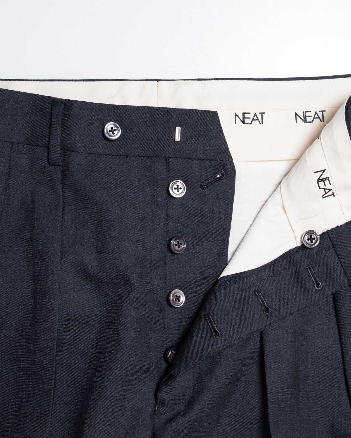 NEAT THE GABARDINE WIDE GRAY ボタンフライディテール