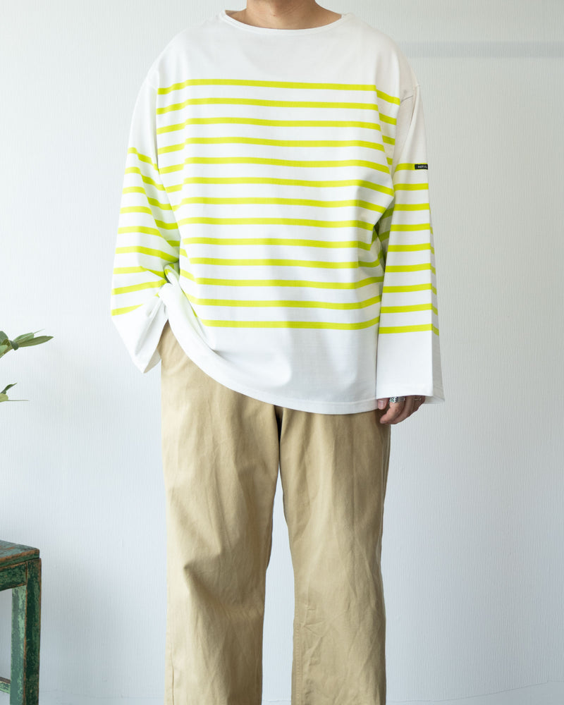 OUTIL ウティ TORICOT HABAS OFF×ACID LIME バスクシャツ 着用モデル上半身（ボートネック・シルエット）