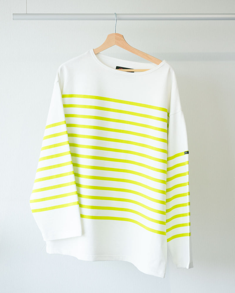 OUTIL ウティ TORICOT HABAS OFF×ACID LIME バスクシャツ 着用モデル正面（オフホワイト×ライムイエロー ボーダー）