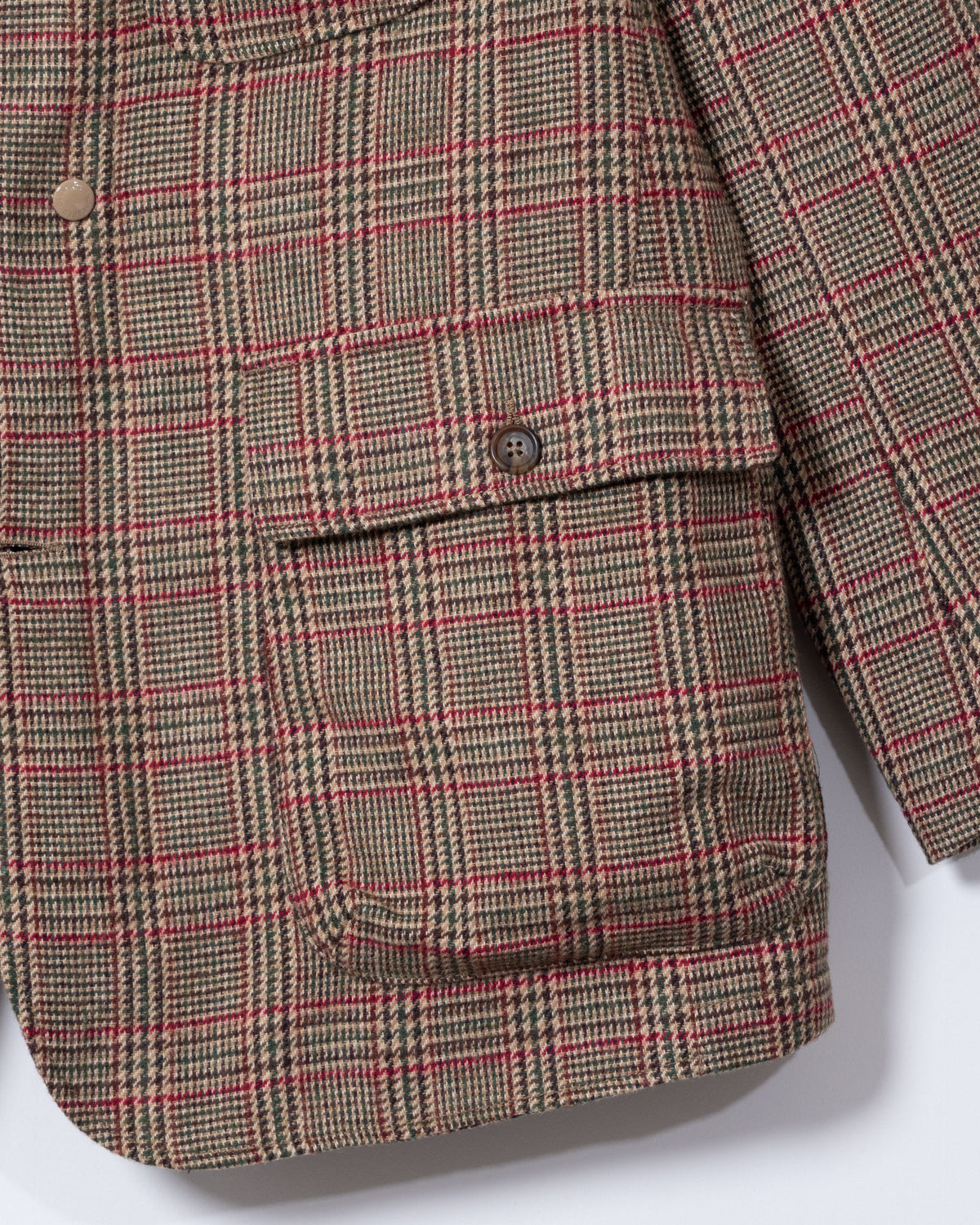 ENGINEERED GARMENTS UPLAND JACKET - TAN / RED WOOL POLY GLEN PLAID フロントのフラップ付きポケット拡大