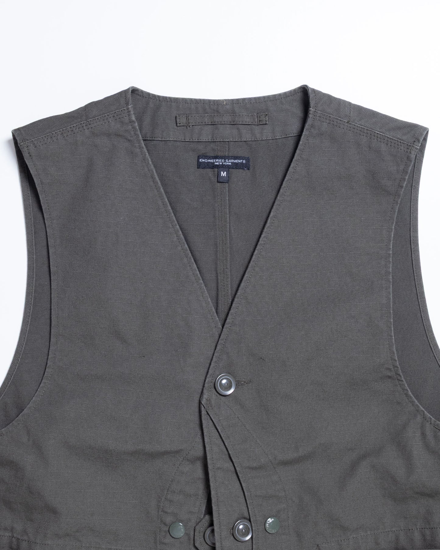 【ENGINEERED GARMENTS】UPLAND VEST - OLIVE HEAVYWEIGHT COTTON RIPSTOP / エンジニアドガーメンツ アップランドベスト オリーブ ヘビーウエイト コットン リップストップ 2026aw 2026秋冬 正規取扱店 神奈川 鎌倉 ARZACH KAMAKURA オンラインショップ 通販