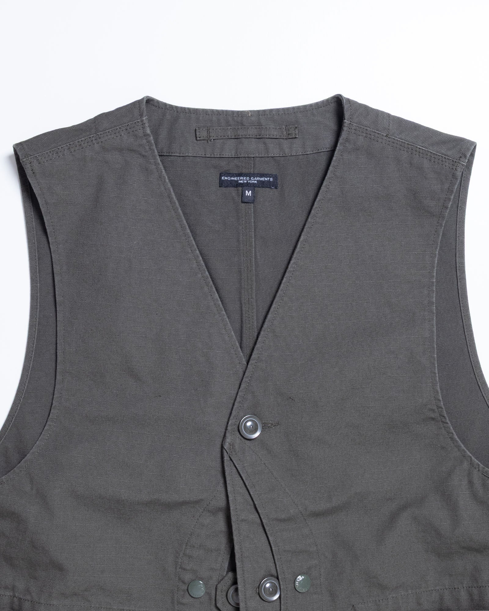 【ENGINEERED GARMENTS】UPLAND VEST - OLIVE HEAVYWEIGHT COTTON RIPSTOP / エンジニアドガーメンツ アップランドベスト オリーブ ヘビーウエイト コットン リップストップ 2026aw 2026秋冬 正規取扱店 神奈川 鎌倉 ARZACH KAMAKURA オンラインショップ 通販