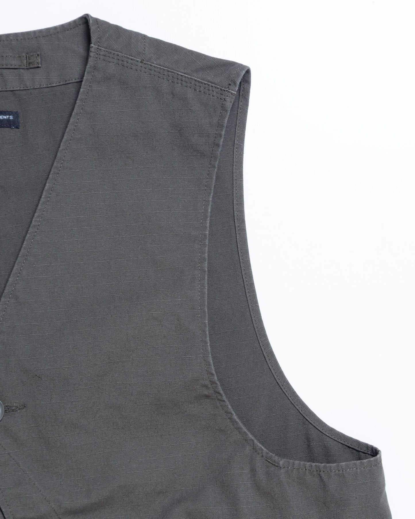 【ENGINEERED GARMENTS】UPLAND VEST - OLIVE HEAVYWEIGHT COTTON RIPSTOP / エンジニアドガーメンツ アップランドベスト オリーブ ヘビーウエイト コットン リップストップ 2026aw 2026秋冬 正規取扱店 神奈川 鎌倉 ARZACH KAMAKURA オンラインショップ 通販