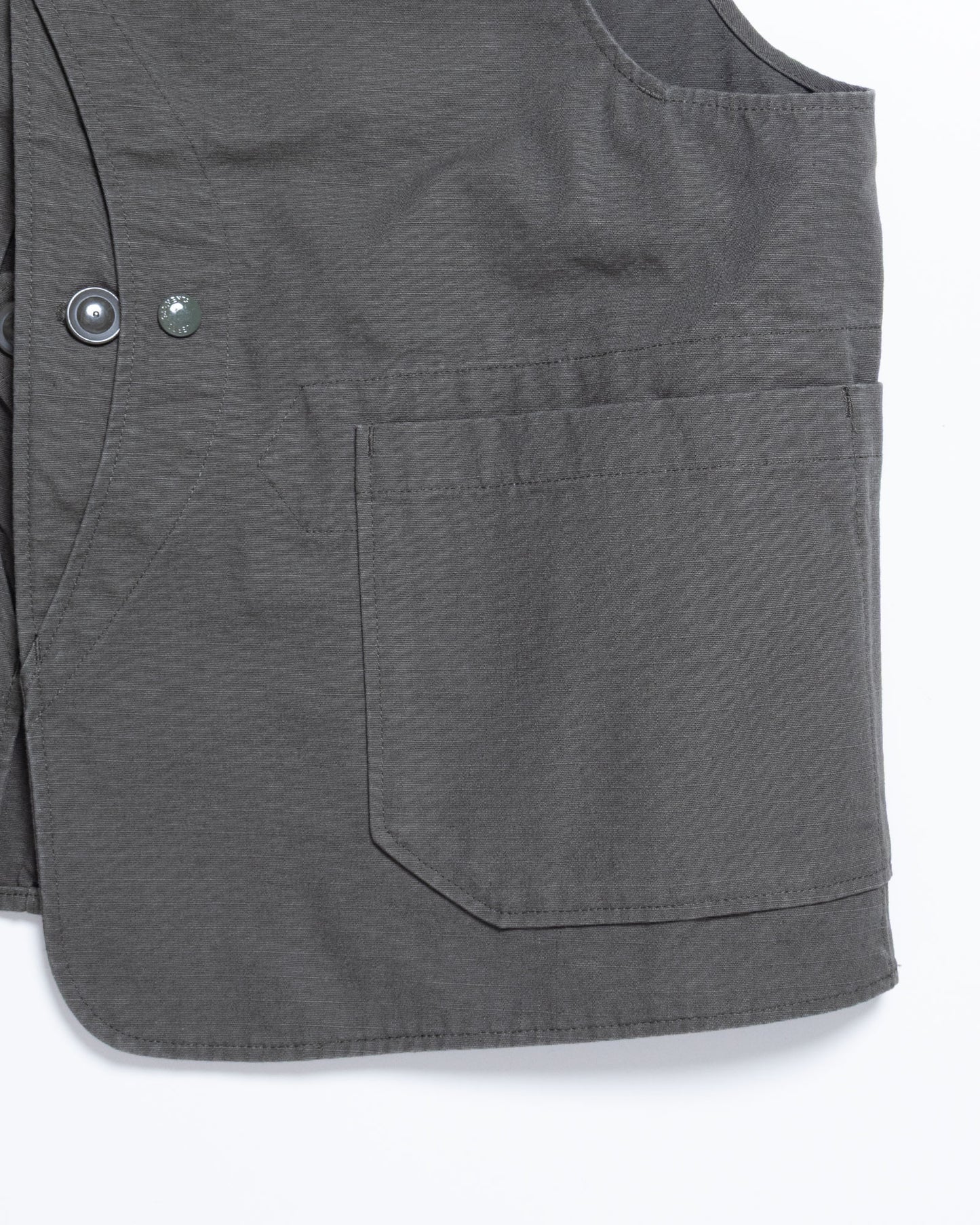 【ENGINEERED GARMENTS】UPLAND VEST - OLIVE HEAVYWEIGHT COTTON RIPSTOP / エンジニアドガーメンツ アップランドベスト オリーブ ヘビーウエイト コットン リップストップ 2026aw 2026秋冬 正規取扱店 神奈川 鎌倉 ARZACH KAMAKURA オンラインショップ 通販