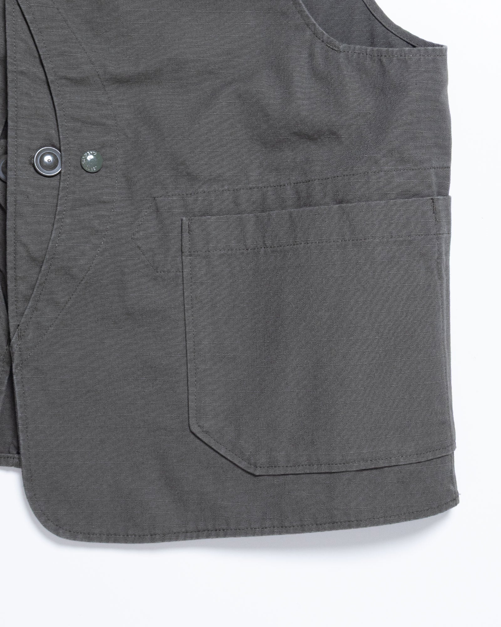 【ENGINEERED GARMENTS】UPLAND VEST - OLIVE HEAVYWEIGHT COTTON RIPSTOP / エンジニアドガーメンツ アップランドベスト オリーブ ヘビーウエイト コットン リップストップ 2026aw 2026秋冬 正規取扱店 神奈川 鎌倉 ARZACH KAMAKURA オンラインショップ 通販