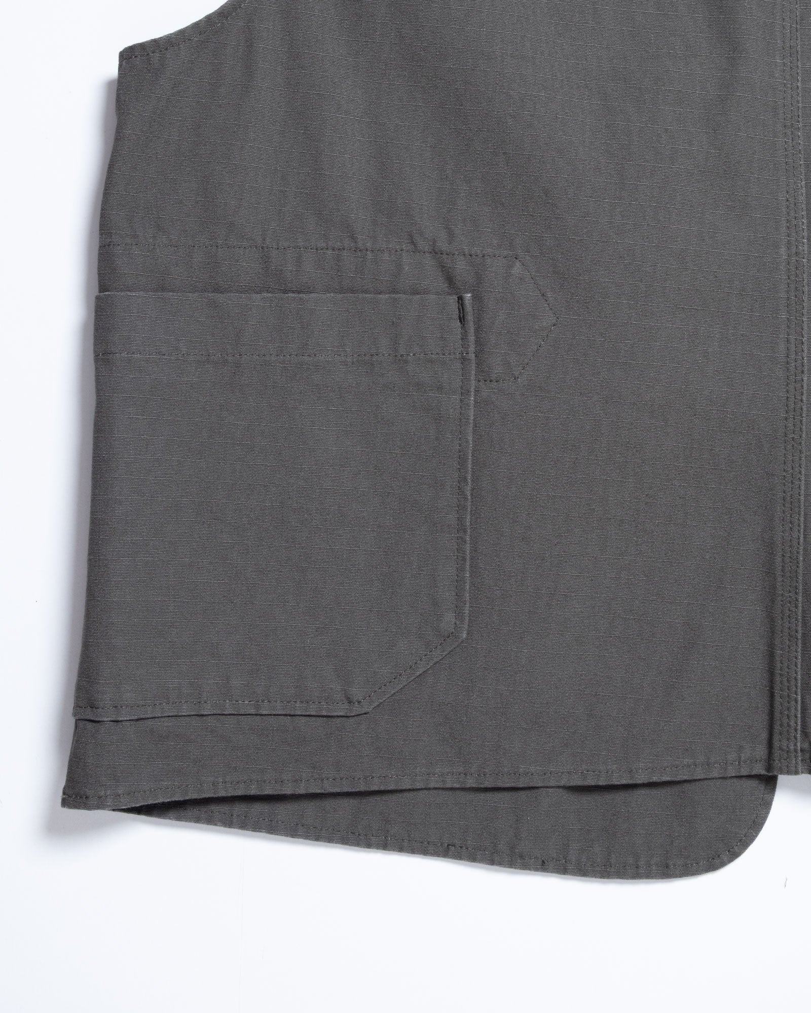 【ENGINEERED GARMENTS】UPLAND VEST - OLIVE HEAVYWEIGHT COTTON RIPSTOP / エンジニアドガーメンツ アップランドベスト オリーブ ヘビーウエイト コットン リップストップ 2026aw 2026秋冬 正規取扱店 神奈川 鎌倉 ARZACH KAMAKURA オンラインショップ 通販