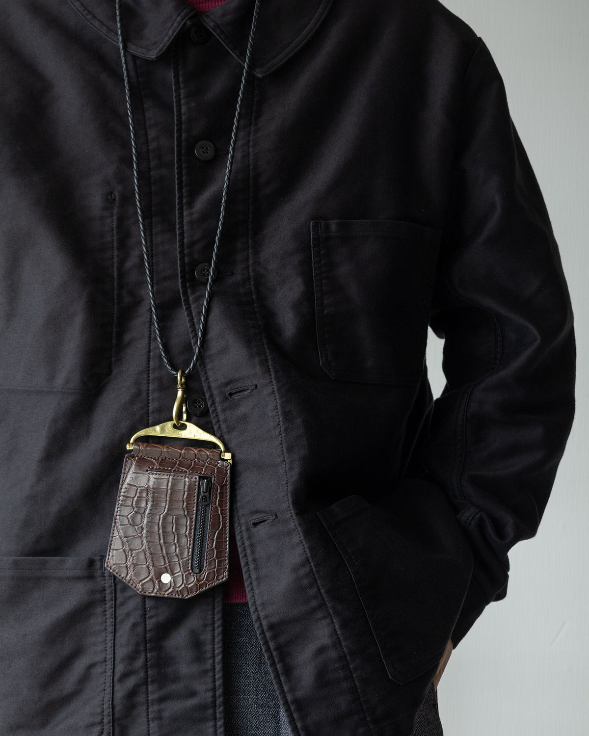 OUTIL「VESTE DRAP」の柔らかな印象を与えるラウンドした襟元と胸元パッチポケットのアップ。