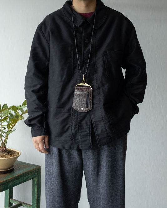 OUTIL「VESTE DRAP」のブラックモールスキンカバーオールを着用したスタッフのコーディネート写真
