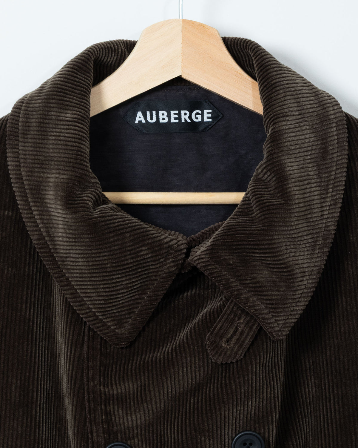 AUBERGE VOSGES ダスティダークカーキの襟元・ラペル・フロントボタンのディテール画像
