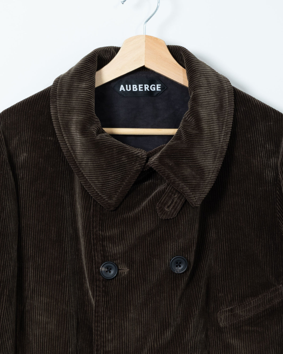 AUBERGE VOSGES ダスティダークカーキのハンガー掛け正面画像