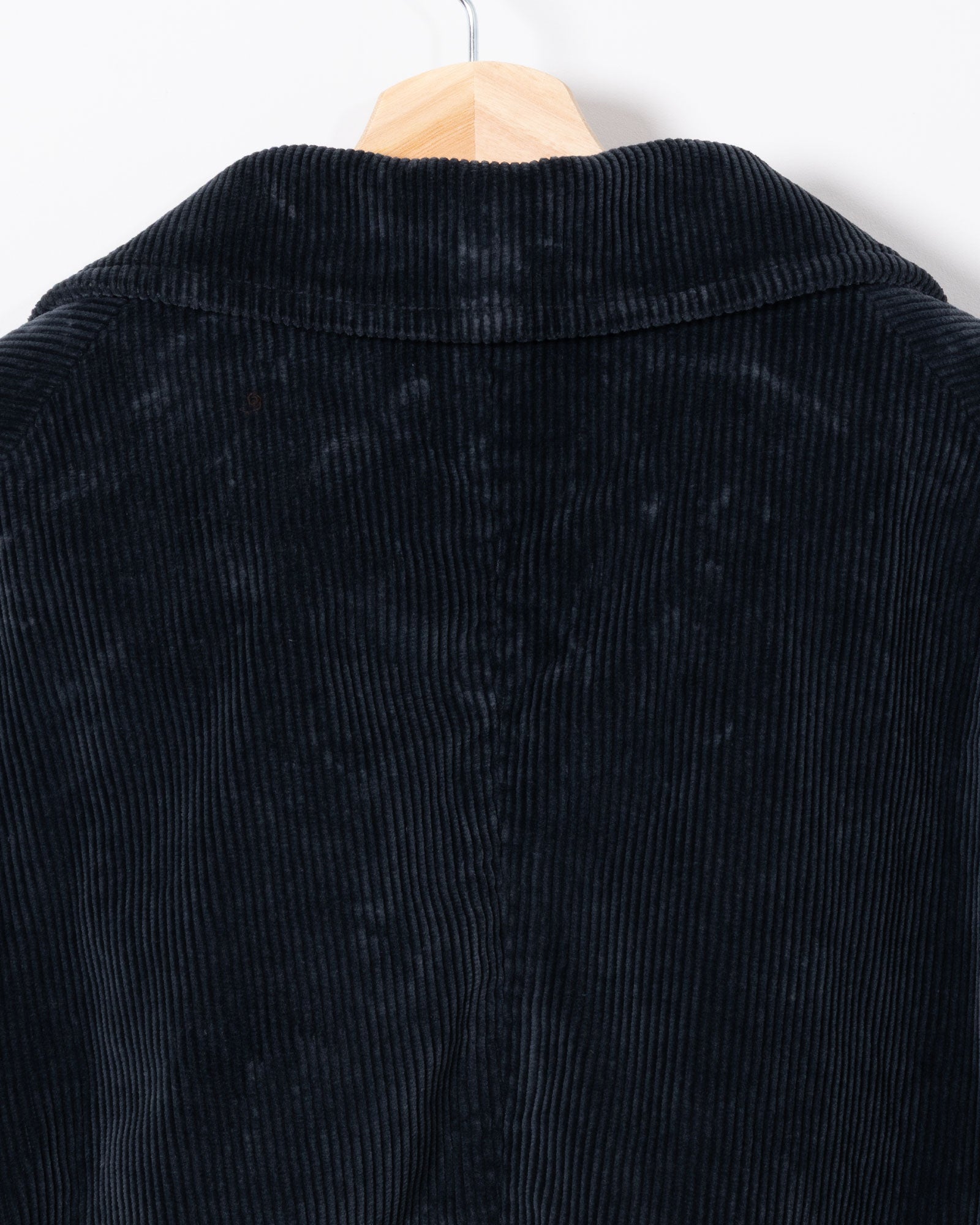 AUBERGE VOSGES DUSTY NAVY ストーンウォッシュ 生地感クローズアップ