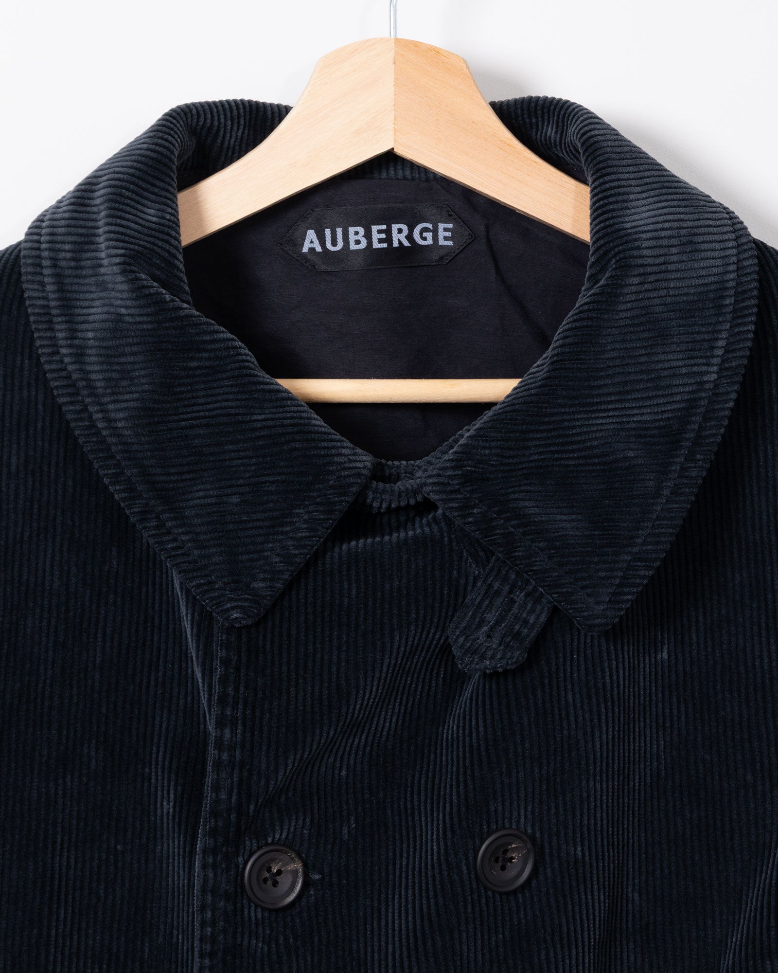 AUBERGE VOSGES DUSTY NAVY 襟元 ラペル ディテール