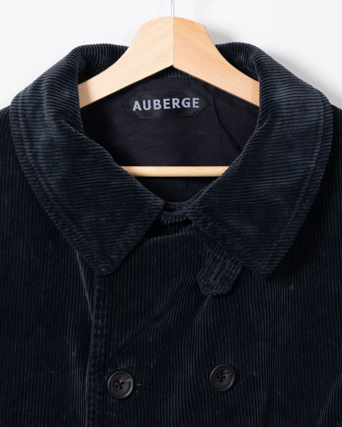AUBERGE VOSGES ダスティネイビーの襟元・ラペル・フロントボタンのディテール画像