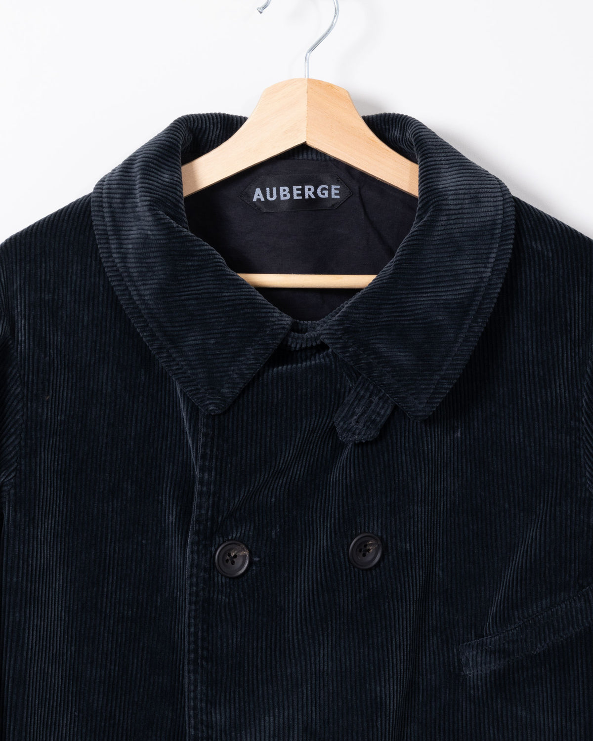 AUBERGE VOSGES ダスティネイビーのハンガー掛け正面画像